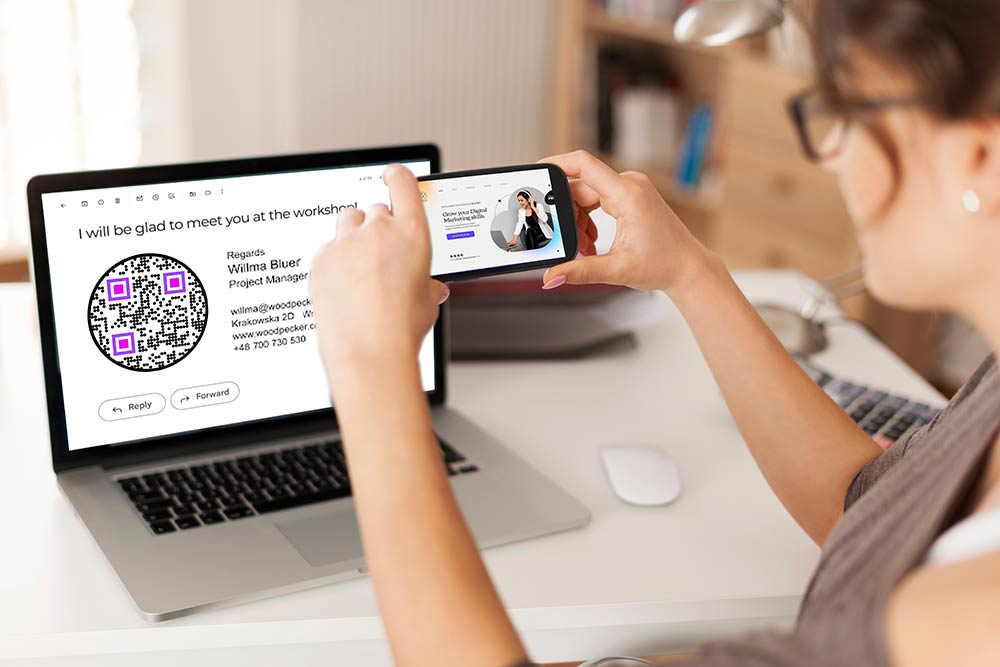 Smartphone scant een QR-code van een e-mailhandtekening