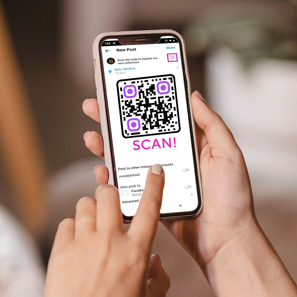 QR kodu görüntüleyen Instagram gönderi yükleme ekranına sahip akıllı telefon