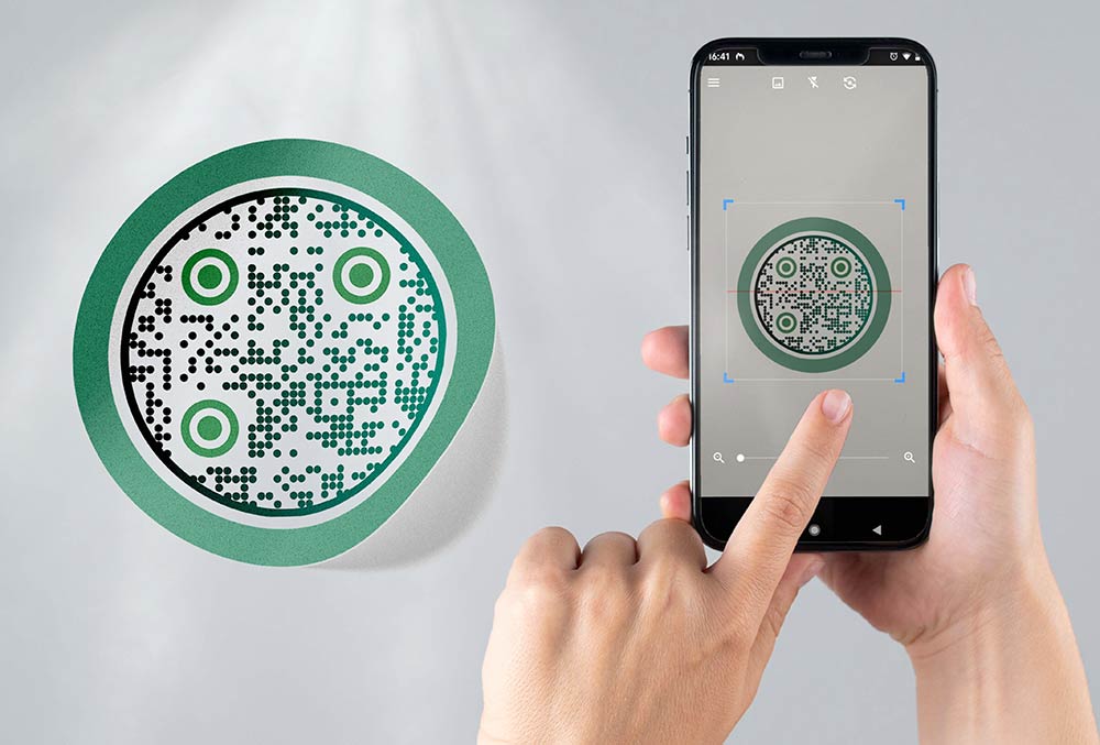 Pametni telefon skenira QR kod u uvjetima dobrog osvjetljenja