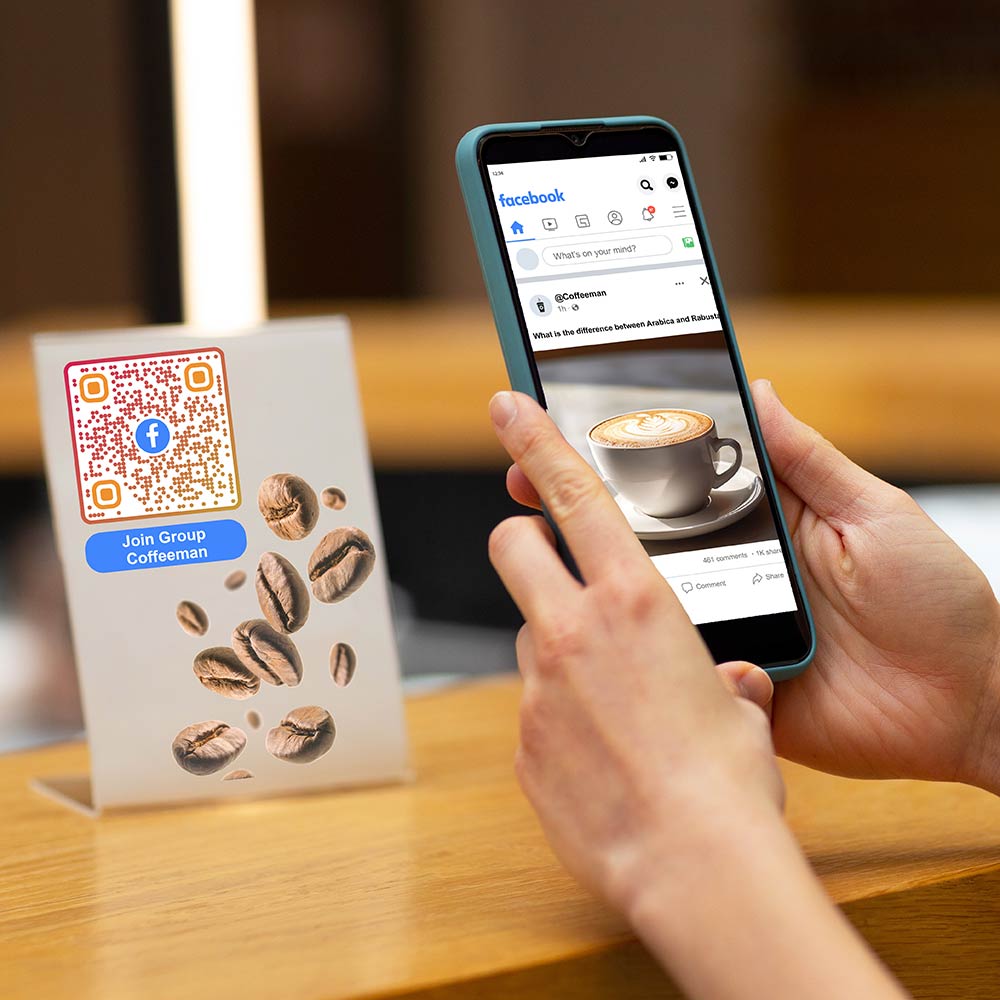 Mobiltelefon skanner en QR-kode som fører til en Facebook-gruppe