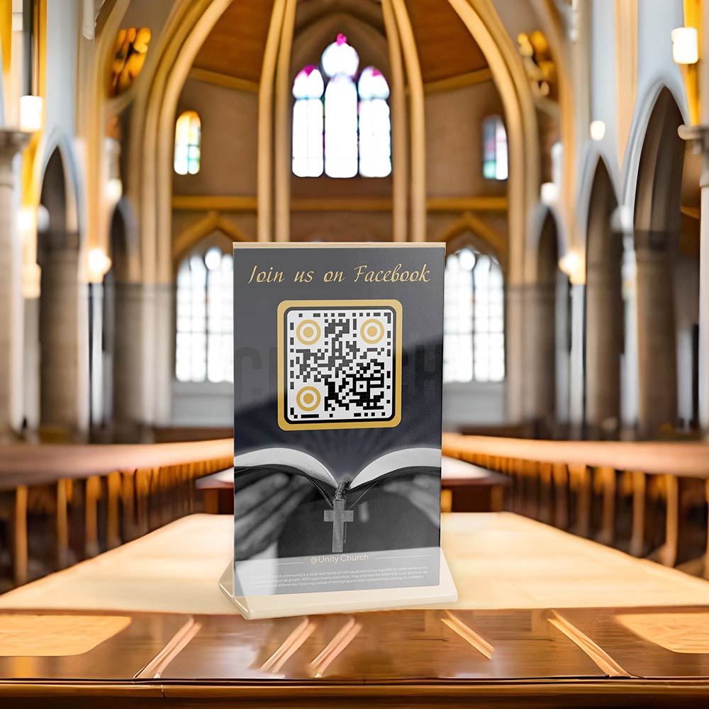 Kirkens folk skanner en QR-kode for å bli med i et religiøst fellesskap på Facebook
