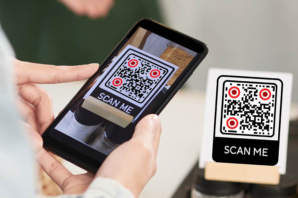 Un cliente perplejo mirando un código QR con una útil sugerencia emergente al lado
