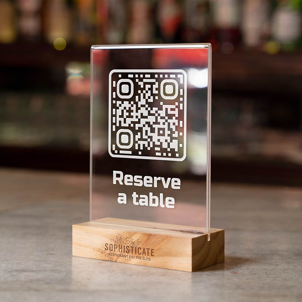 Una mesa de tienda o restaurante con un código QR