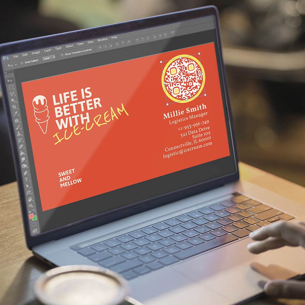 Una interfaz de software de diseño gráfico que muestra cómo añadir un código QR al diseño de una tarjeta de visita