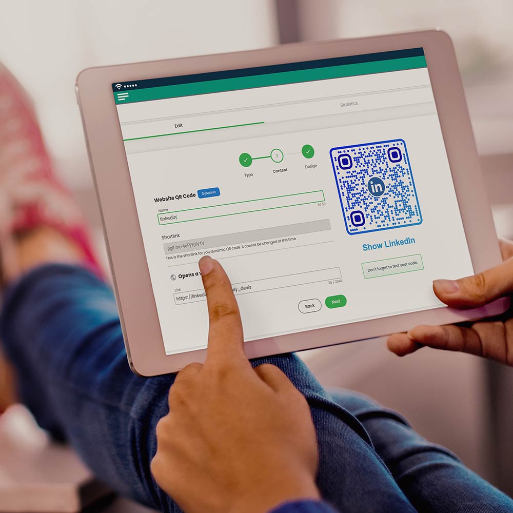Una pantalla de ordenador portátil que muestra opciones para seleccionar distintos tipos de contenido para un código QR en una tarjeta de visita