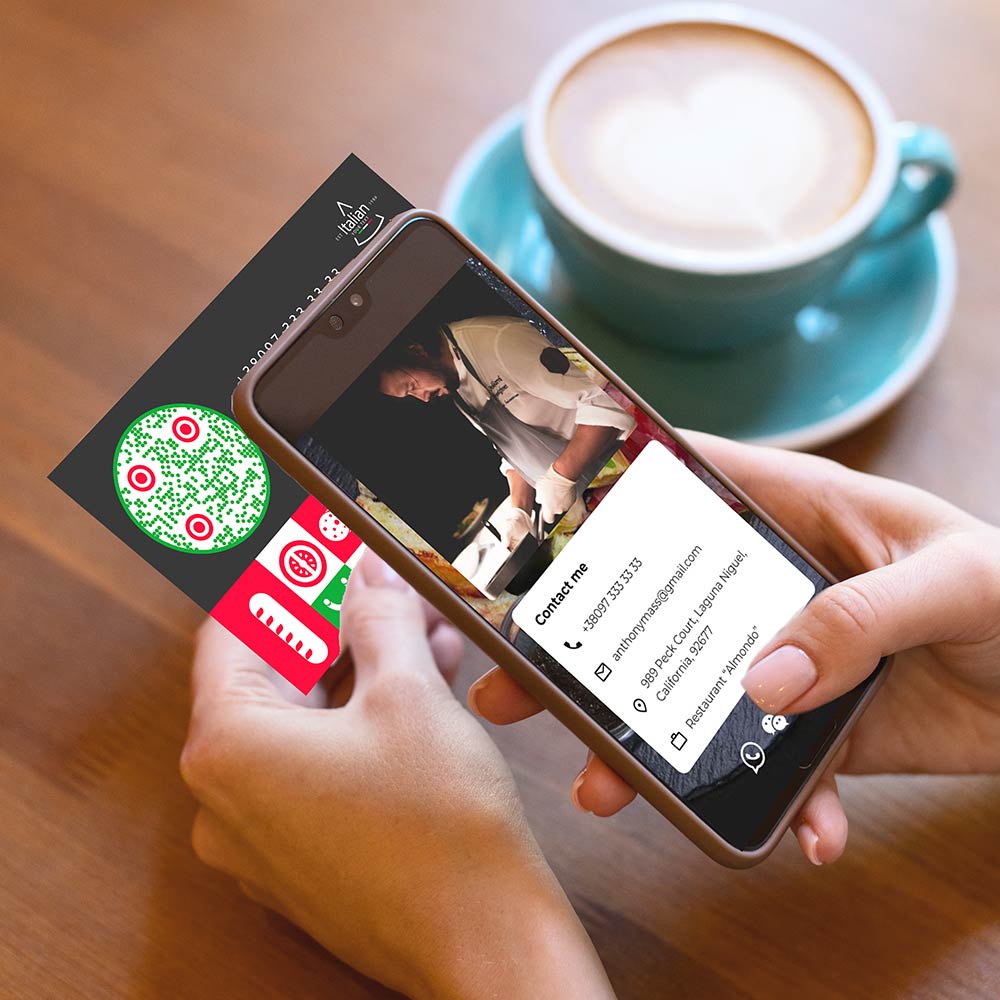 Una mano con un smartphone escaneando el código QR de una tarjeta de visita
