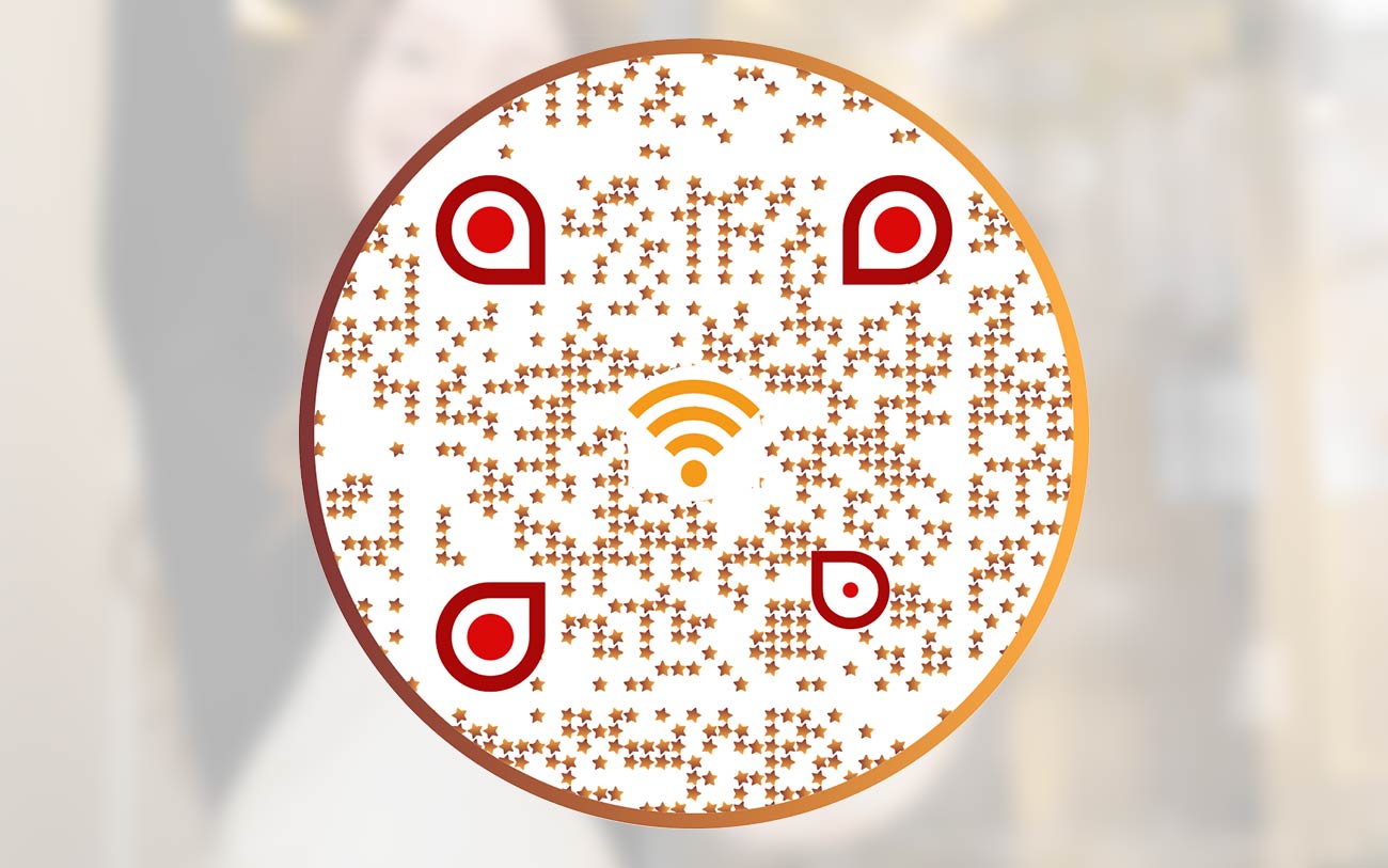 Trabajadora de cafetería sonriente con un código QR WiFi en las manos