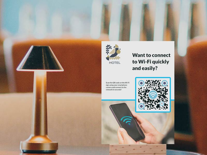 Un folleto con un código QR WiFi colocado sobre una mesa