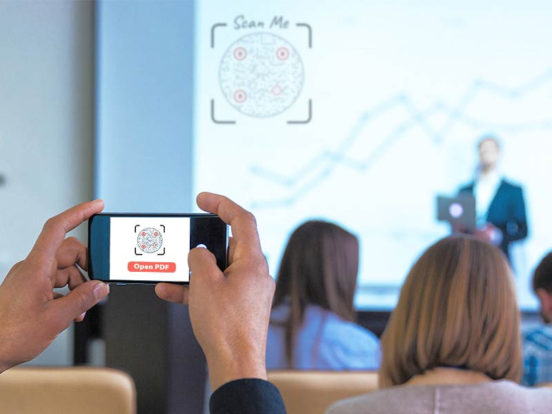 Escanear código QR en una presentación durante una clase en la universidad