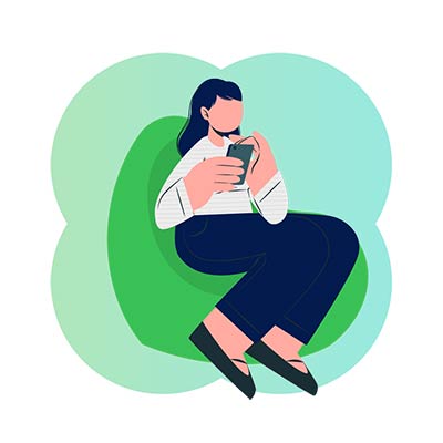 Una mujer sentada al teléfono