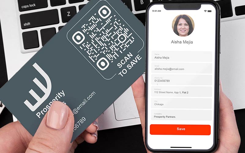 El cliente escanea un código QR vCard y tiene en la mano una tarjeta de visita