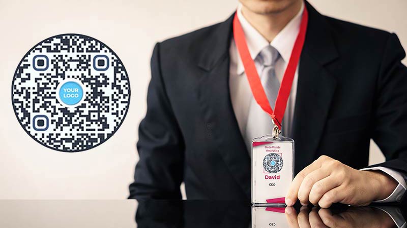 Un hombre con un distintivo de Código QR vCard