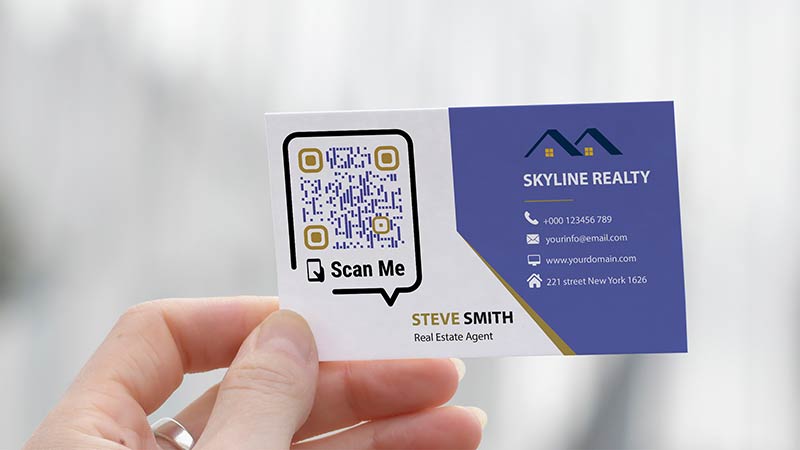 Una imagen de una tarjeta de visita con un código QR