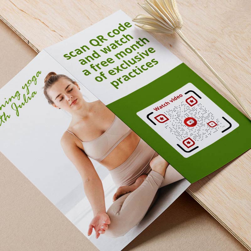 Código QR Enlace de YouTube en el folleto del estudio de yoga que ofrece materiales de ejercicios de video gratuitos