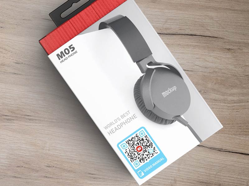 Código QR en el embalaje de unos auriculares que lleva a un vídeo de YouTube con instrucciones