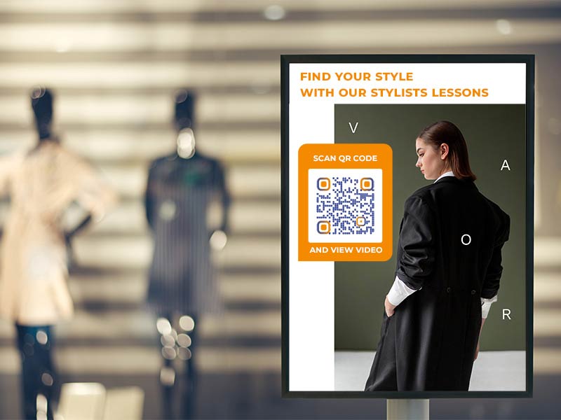 Código QR con vídeo sobre lecciones de estilo expuesto en una tienda de moda