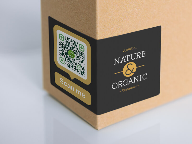 Una caja con la marca de la empresa y un código QR de WhatsApp