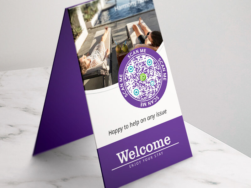 Folleto morado para la empresa que tiene un código QR
