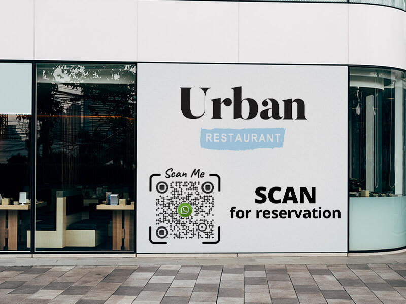 Un cartel de restaurante con un código QR de WhatsApp