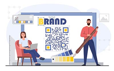 Gente trabajando en el diseño de su marca en una enorme pantalla de portátil