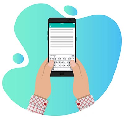Un hombre envía mensajes de texto con un teléfono sobre un fondo azul