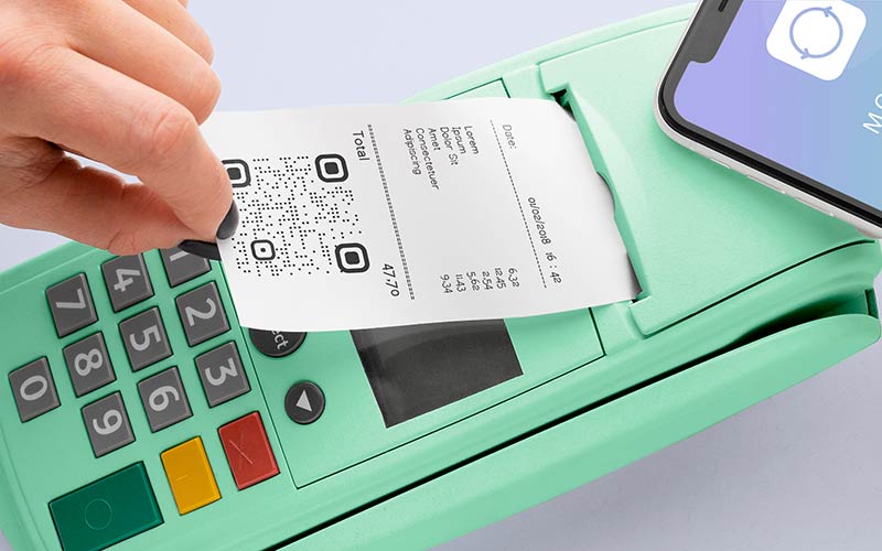 Un ejemplo de código QR en un cheque que sale del terminal