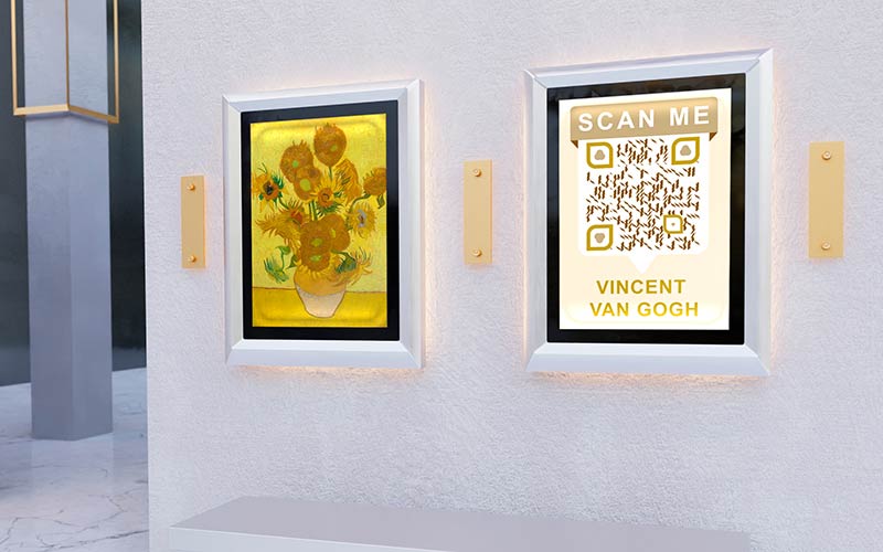 Pintura con códigos QR dinámicos en la pared junto a otra pintura
