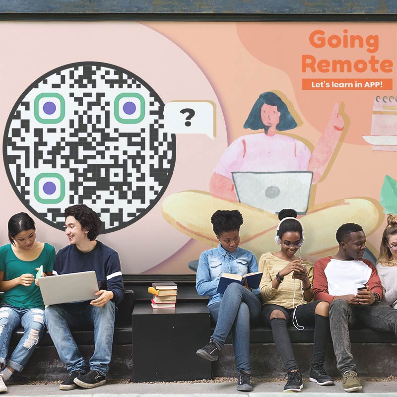 Estudiantes sentados delante de un gran cartel con un código QR para descargar una aplicación sobre el trabajo a distancia