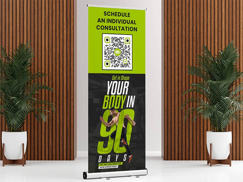 Código QR en una pancarta en el edificio de oficinas