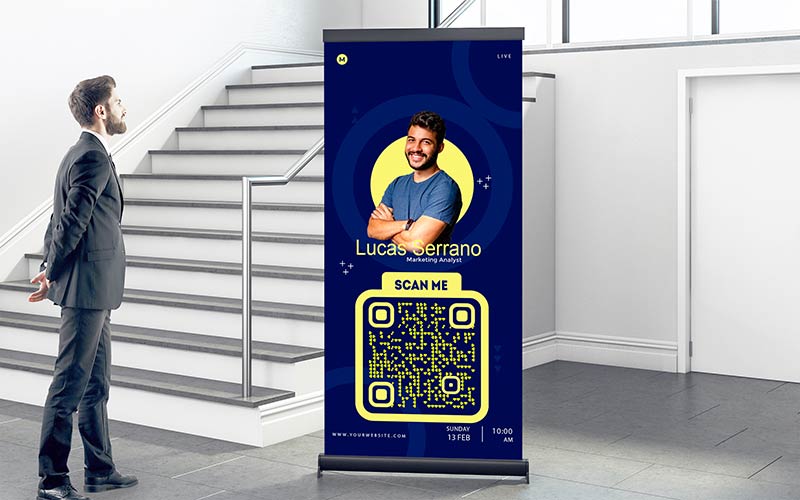 Stand con enlace código QR que es analizado por una persona