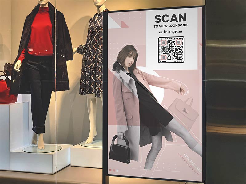 Código IG QR en una pancarta de una tienda de moda