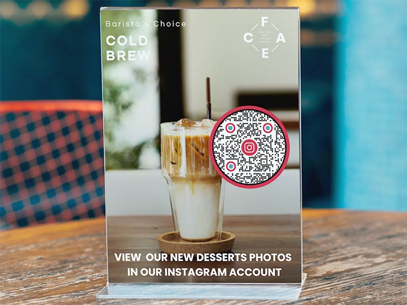 Código QR de Instagram en una mesa de una cafetería que muestra opciones de café adicionales que se pueden ver en Instagram
