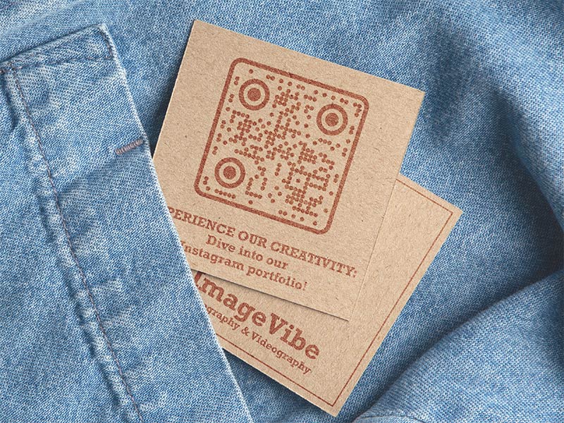 Códigos QR de Instagram impresos en pequeñas tarjetas en un bolsillo