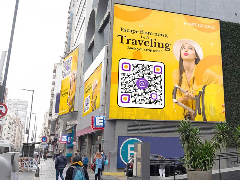 Código QR de Instagram en una valla publicitaria en una calle