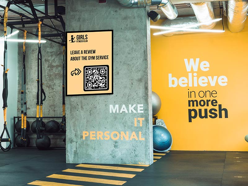 Código QR de Google Review en una pancarta cerca de la recepción del gimnasio