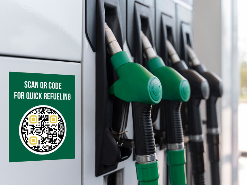 Klient skaneerib bensiinipumba QR-koodiga maksesüsteemi