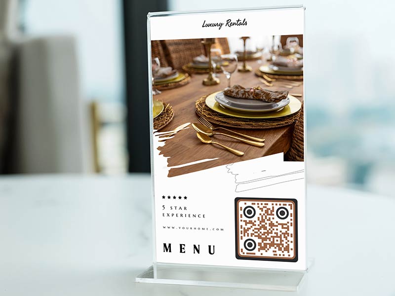 Folleto con el código QR del menú en la mesilla de noche de una habitación de hotel