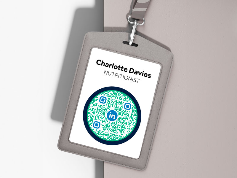 Código QR de LinkedIn en la insignia de una persona en una conferencia de negocios