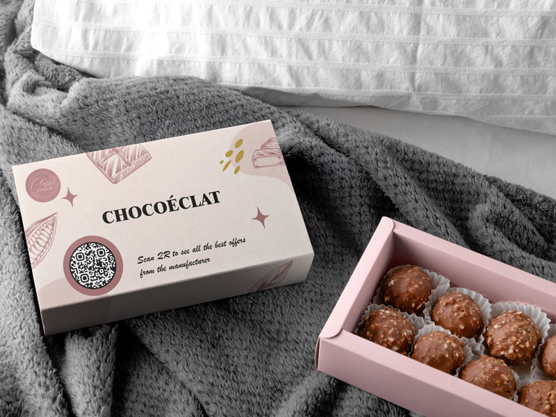 Un paquete con un código QR de cupón adicional para animar a los clientes a comprar más productos de la empresa