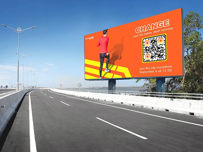 Vallas publicitarias deportivas cerca de la carretera o en la ciudad con códigos QR del evento