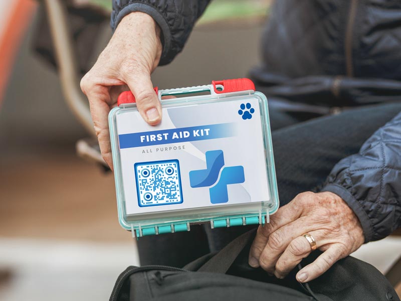 QR-koodiga koerasilt, mis on kinnitatud koera hädaabikomplekti külge