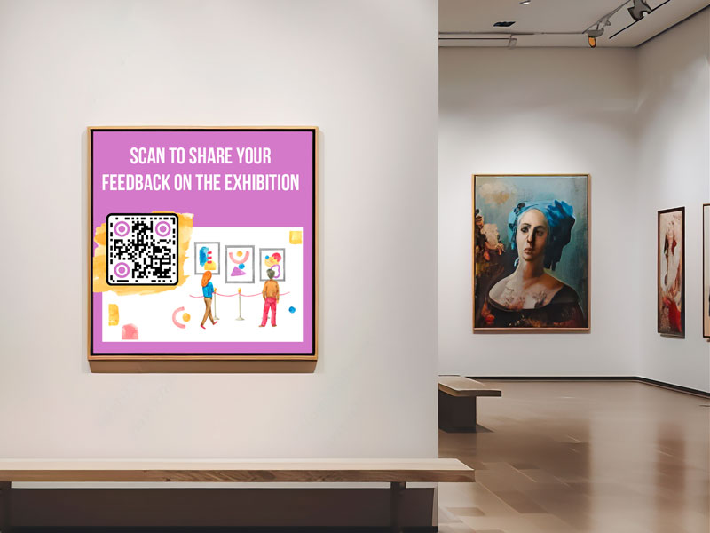 Tripadvisori QR-kood galerii seinal kunstniku maalide kõrval