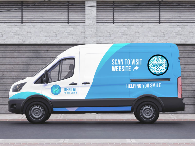 sitio web código QR en el lateral de un coche de empresa