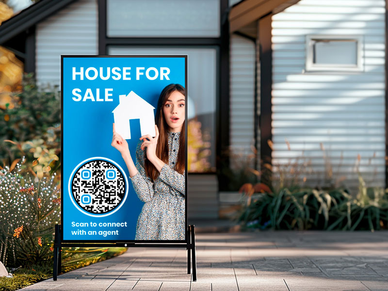 Agentes inmobiliarios que imprimen códigos QR con sus datos de contacto en carteles de puertas abiertas